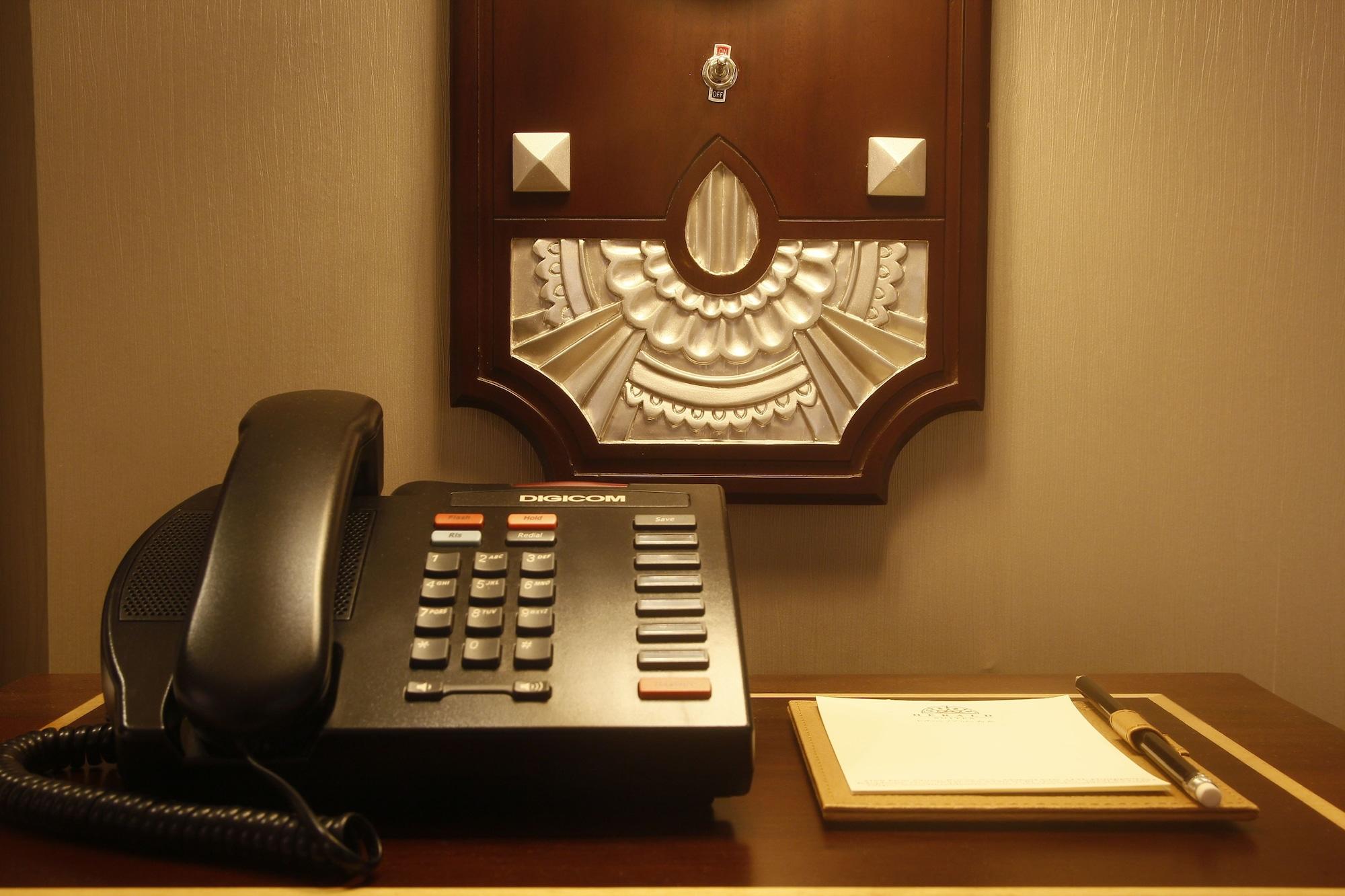 เฮอรัลด์ สวีท โพลาริส  Hotel Makati City ภายนอก รูปภาพ