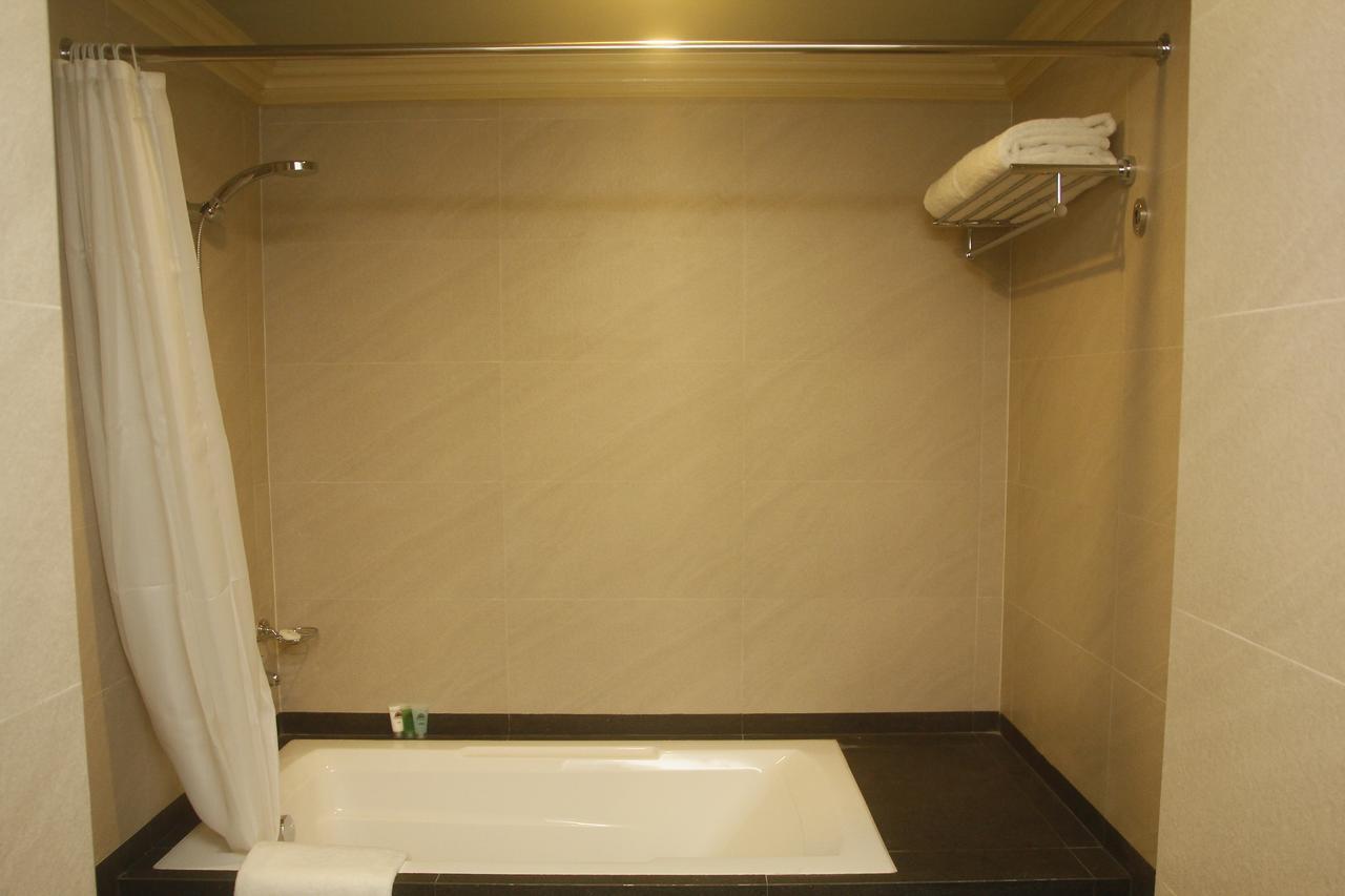 เฮอรัลด์ สวีท โพลาริส  Hotel Makati City ภายนอก รูปภาพ