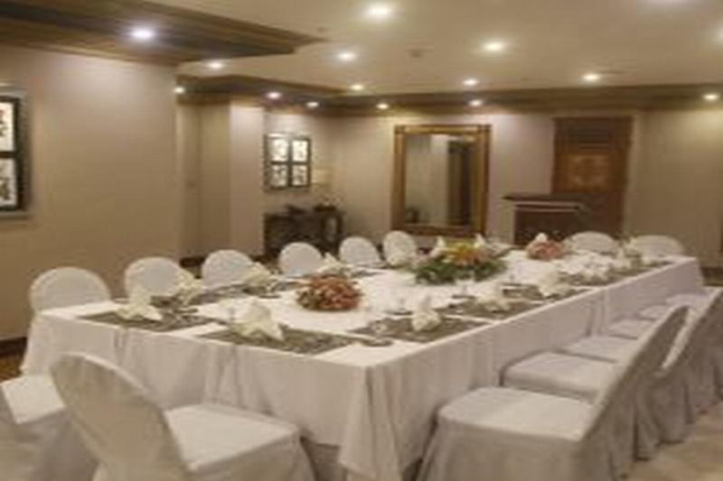 เฮอรัลด์ สวีท โพลาริส  Hotel Makati City ภายนอก รูปภาพ
